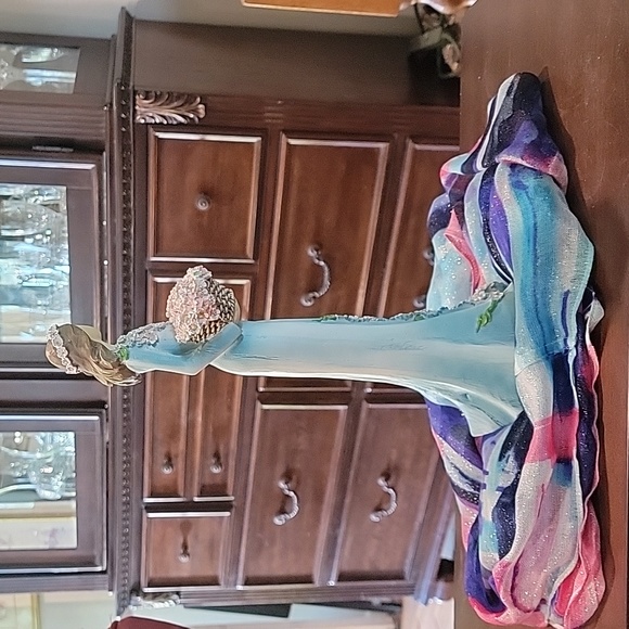 Risen statuary girl with flower basket - Picture 3 of 4